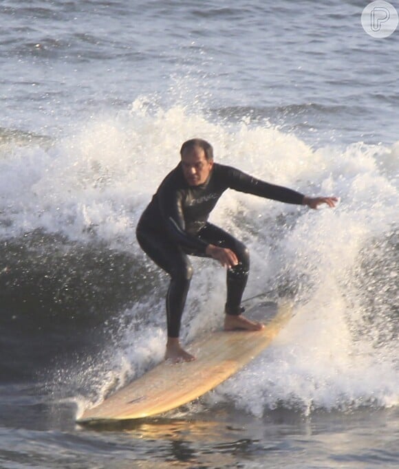 Humberto Martins aproveita as folgas para praticar surfe