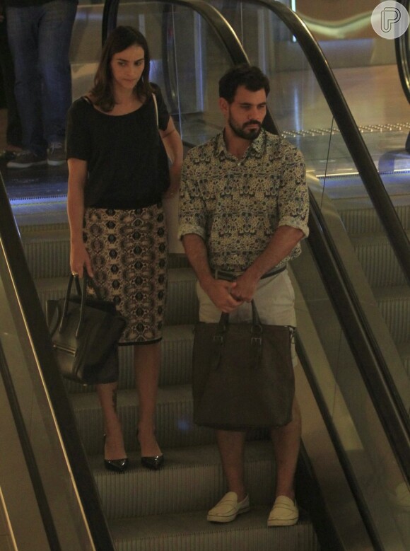Juliano Cazarré é flagrado com a mulher, Letícia Bastos, em shopping do Rio de Janeiro