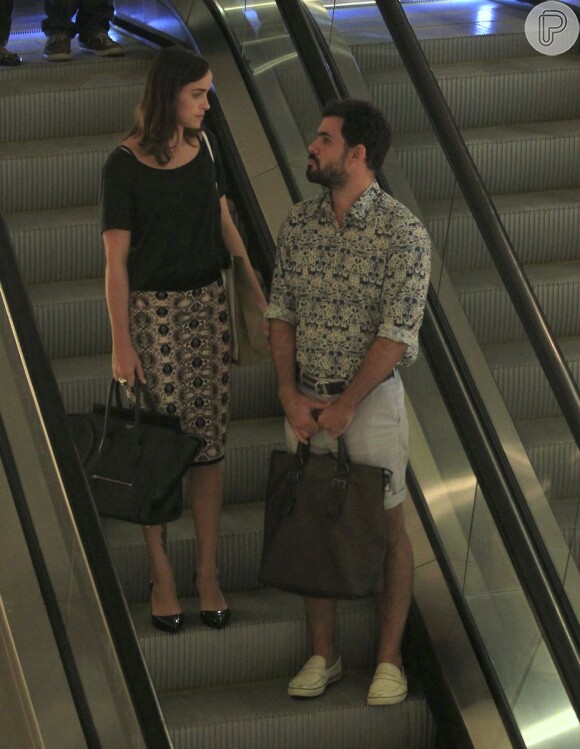 Juliano Cazarré passeia com a mulher, Letícia Bastos, no shopping Village Mall, na Zona Oeste do Rio de Janeiro, em 10 de abril de 2014