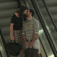 Juliano Cazarré beija a mulher, Letícia, durante passeio em shopping, no RJ
