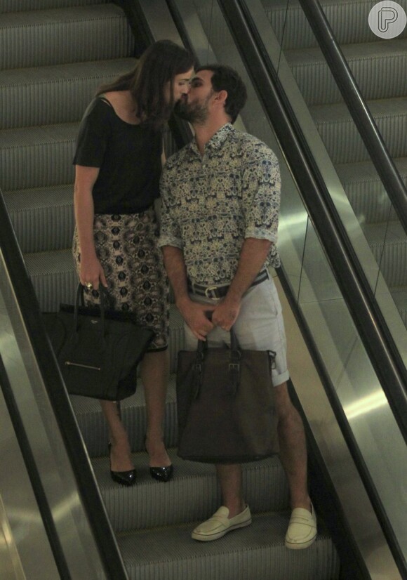 Juliano Cazarré beija a mulher, Letícia Bastos, no shopping Village Mall, na Zona Oeste do Rio de Janeiro, em 10 de abril de 2014
