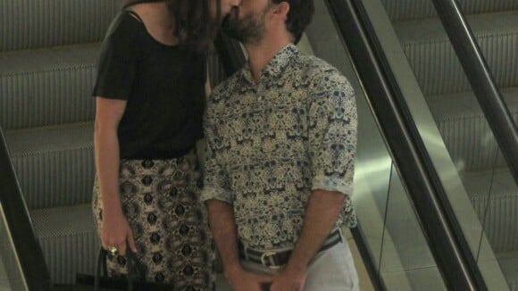 Juliano Cazarré beija a mulher, Letícia, durante passeio em shopping, no RJ