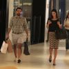 Juliano Cazarré passeia com a mulher, Letícia Bastos, no shopping Village Mall, na Zona Oeste do Rio de Janeiro, em 10 de abril de 2014