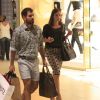 Juliano Cazarré faz compras em shopping carioca com a mulher, Letícia