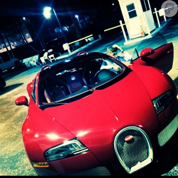 Recentemente, Bieber publicou a foto de um Bugatti, um carro avaliado por R$ 2 milhões, afirmando ser seu 