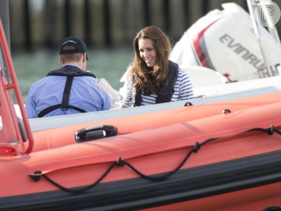 O casal real britânico partiu do Porto de Auckland em veleiros rivais da America´s Cup