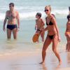 Fernanda de Freitas se divertiu com o namorado na praia da Barra