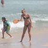 Fernanda de Freitas curte dia de sol na praia da Barra da Tijuca, Zona Oeste do Rio de Janeiro