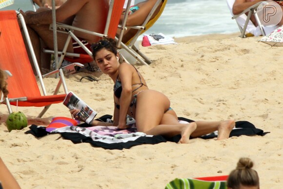 Sophie Charlotte curtiu o domingo, 13 de abril de 2014, na praia do Leblon, na Zona Sul do Rio de Janeiro. A atriz, que chegou sozinha, passou boa parte do tempo lendo um jornal
