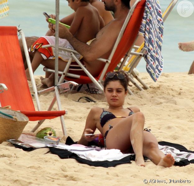Sophie Charlotte curtiu o domingo, 13 de abril de 2014, na praia do Leblon, na Zona Sul do Rio de Janeiro. A atriz, que chegou sozinha e passou boa parte do tempo lendo um jornal, logo ganhou a companhia de um amigo. Juntos, eles deram um mergulho e conversaram bastante. Simpática, Sophie foi abordada por várias fãs e não se recusou a posar para fotos