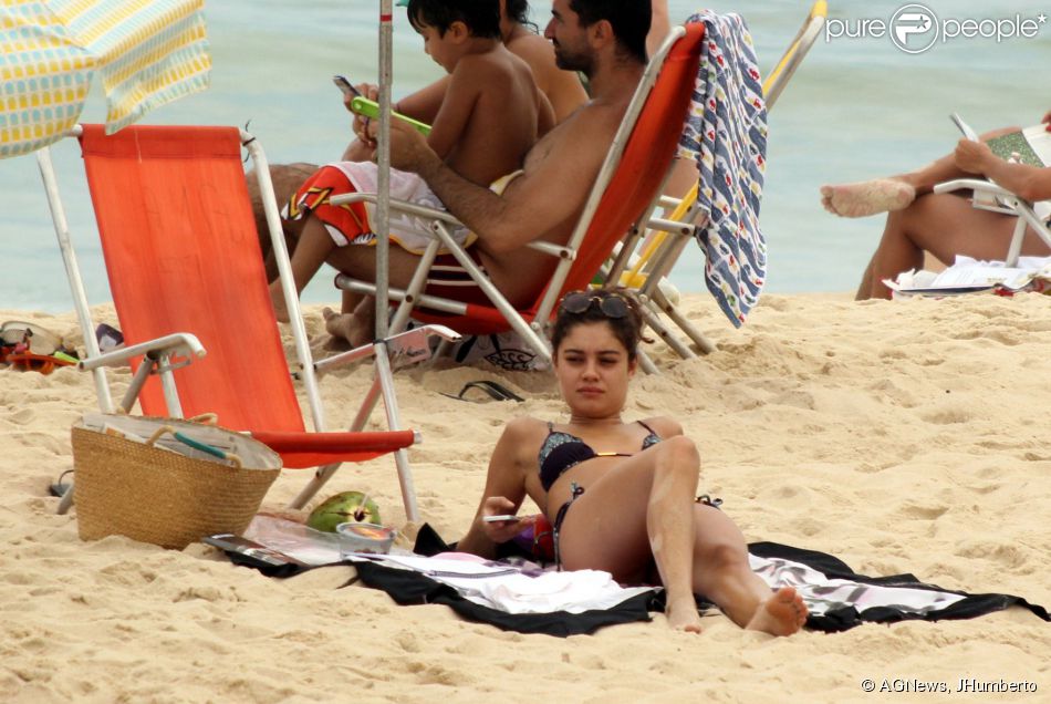Sophie Charlotte curtiu o domingo, 13 de abril de 2014, na praia do Leblon, na Zona Sul do Rio de Janeiro. A atriz, que chegou sozinha e passou boa parte do tempo lendo um jornal, logo ganhou a companhia de um amigo. Juntos, eles deram um mergulho e conversaram bastante. Simpática, Sophie foi abordada por várias fãs e não se recusou a posar para fotos