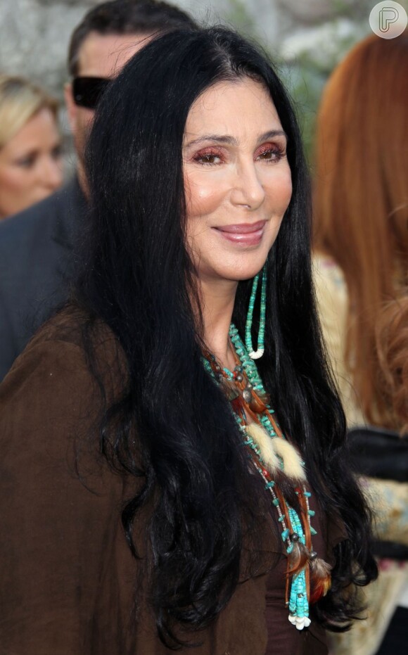 Cher lançou uma promoção em seu Twitter para que alguns fãs acompanhassem o set de gravações