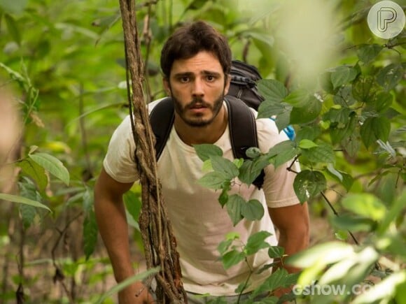 William (Thiago Rodrigues) consegue fugir da Comunidade com a ajuda de Lili (Juliana Paiva) e Marlon (Rodrigo Simas) , em 19 de abril, em 'Além do Horizonte'