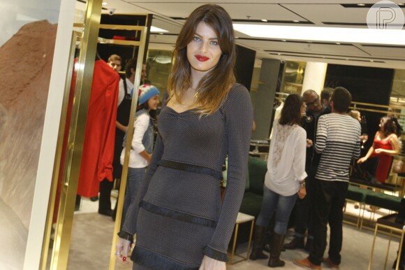 Isabelli Fontana desfilou pela Tufi Duek na semana de moda Fashio Rio em março de 2014; na noite desta terça-feira, 15 de abril, modelo foi a lançamento de loja da marca em São Paulo