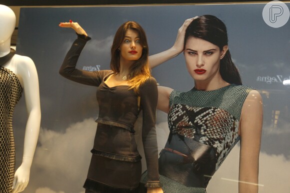 Isabelli Fontana posa em vitrine em São Paulo em dia de lançamento de loja em São Paulo