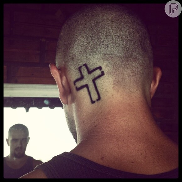 Rafael Cardoso exibe tatuagem de cruz na cabeça para série 'Animal', do GNT