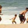 Fernanda Lima e Rodrigo Hilbert correm para se jogar no mar junto aos filhos João e Francisco, que completam 6 anos nesta sexta-feira, 18 de abril de 2014