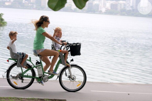 João e Francisco em um passeio de bicicleta com a mamãe Fernanda Lima na orla da Lagoa, Zona Sul do Rio de Janeiro