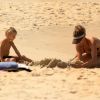 Fernanda Lima ajuda João e Francisco na missão de cavar um enorme buraco na areia da praia do Leblon, Zona Sul do Rio de Janeiro