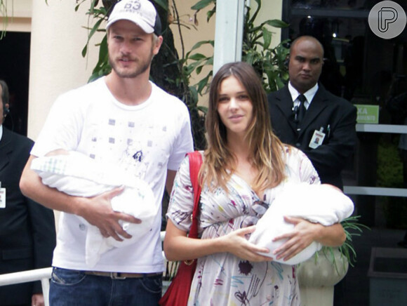 Fernanda e Rodrigo quando deixaram a maternidade, no Rio de Janeiro, após o nascimento dos gêmeos João e Francisco em 2008