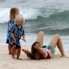 Fernanda Lima costuma levar os filhos para a praia desde pequenininhos, não é por acaso que é um dos lugares preferidos de João e Francisco para brincar