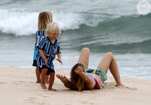 Fernanda Lima costuma levar os filhos para a praia desde pequenininhos, não é por acaso que é um dos lugares preferidos de João e Francisco para brincar