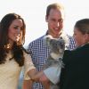 Kate Middleton e o príncipe William conheceram um coala durante a visita ao Zoo