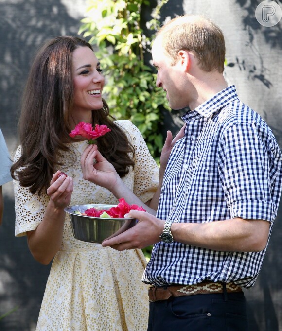 O príncipe William presenteou Kate Middleton com uma flor típica da região durante o passeio