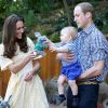 O príncipe George Alexander Louis ganhou um coelho de pelúcia da gerência do Zoo