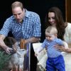 Kate Middleton, o príncipe William e príncipe George Alexander Louis se divertiram no zoológico de Tronga, em Sidney, na Austrália neste domingo de Páscoa, em 20 de abril de 2014