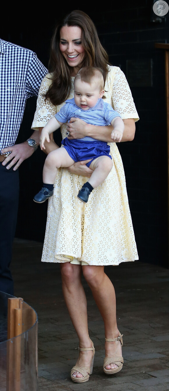 Kate Middleton e príncipe William levaram o príncipe George Alexander Louis para conhecer um coelho que leva o seu nome no Zoo australiano
