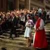 Kate Middleton e o príncipe William foram recebidos por uma multidão na Catedral de Saint Andrew