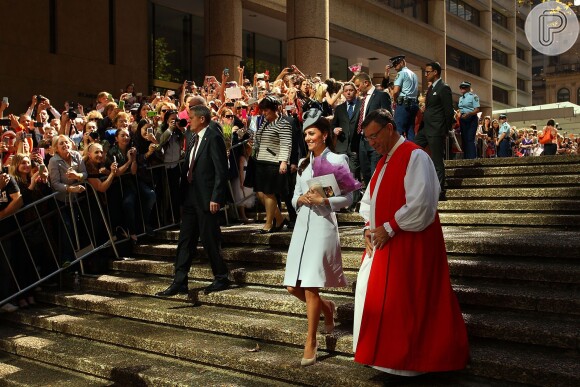 Kate Middleton e o príncipe William foram recebidos por uma multidão na Catedral de Saint Andrew