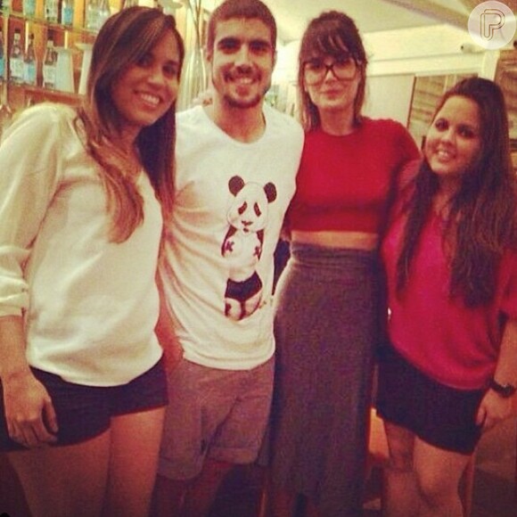 Caio castro e Maria Casadevall jantaram juntos em Salvador, Bahia, na noite do último sábado, 19 de abril de 2014, e posaram para foto com fãs