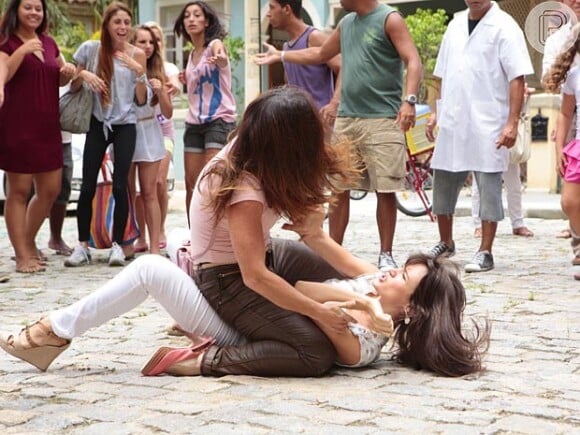 Lucilene (Thalita Lippi) não aguenta provocações, parte para cima Carolina (Bianca Bin) e as duas saem no tapa, em 'Guerra dos Sexos', em 23 de janeiro de 2013