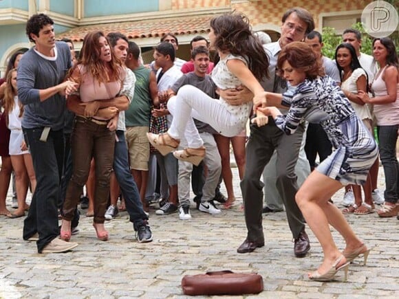 Moradores tentam separar briga de Lucilene (Thalita Lippi) e Carolina (Bianca Bin) em 'Guerra dos Sexos'
