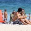 Yasmin Brunet toma água de coco o marido, Evandro Soldati, em praia do Rio de Janeiro