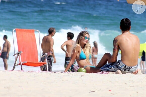 Yasmin Brunet curte dia de praia com o marido, Evandro Soldati, no Rio de Janeiro
