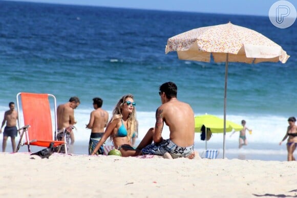 Yasmin Brunet e o marido, Evandro Soldati, namoram em praia do Rio de Janeiro