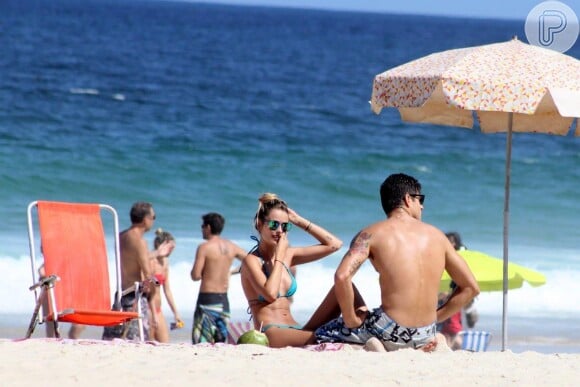 Yasmin Brunet vai à praia com o marido, Evandro Soldati, no Rio de Janeiro
