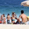 Yasmin Brunet namora o marido, Evandro Soldati, em praia do Rio de Janeiro