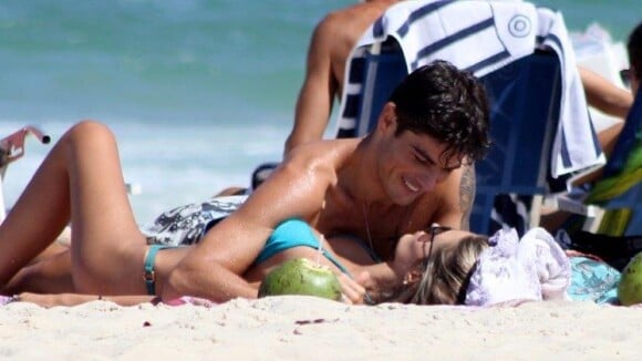 Yasmin Brunet namora o marido, Evandro Soldati, em dia de praia no Rio