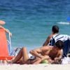 Yasmin Brunet namora o marido, Evandro Soldati, em praia do Rio de Janeiro