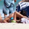 Yasmin Brunet e o marido, Evandro Soldati,  trocam carinhos em praia do Rio de Janeiro