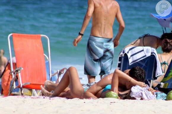 Yasmin Brunet e o marido, Evandro Soldati,  trocam carinhos em praia do Rio de Janeiro