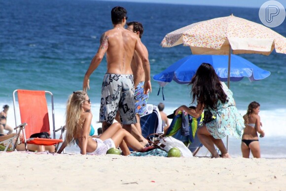 Yasmin Brunet exibe corpão em dia de praia do Rio de Janeiro