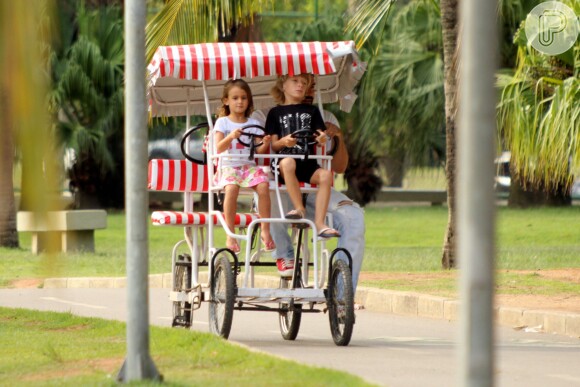 Thiago Lacerda pedalou bastante durante a volta que ele deu com os filhos, Gael e Cora, em parte Lagoa Rodrigo de Freitas, no Rio de Janeiro