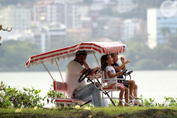 Thiago Lacerda se divertiu com os filhos, Gael e Cora durante passeio na Lagoa Rodrigo de Freitas, no Rio de Janeiro