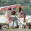 Thiago Lacerda se divertiu com os filhos, Gael e Cora durante passeio na Lagoa Rodrigo de Freitas, no Rio de Janeiro