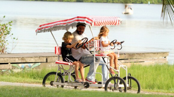 Thiago Lacerda anda de pedalinho e quadriciclo com os filhos, Gael e Cora, no RJ